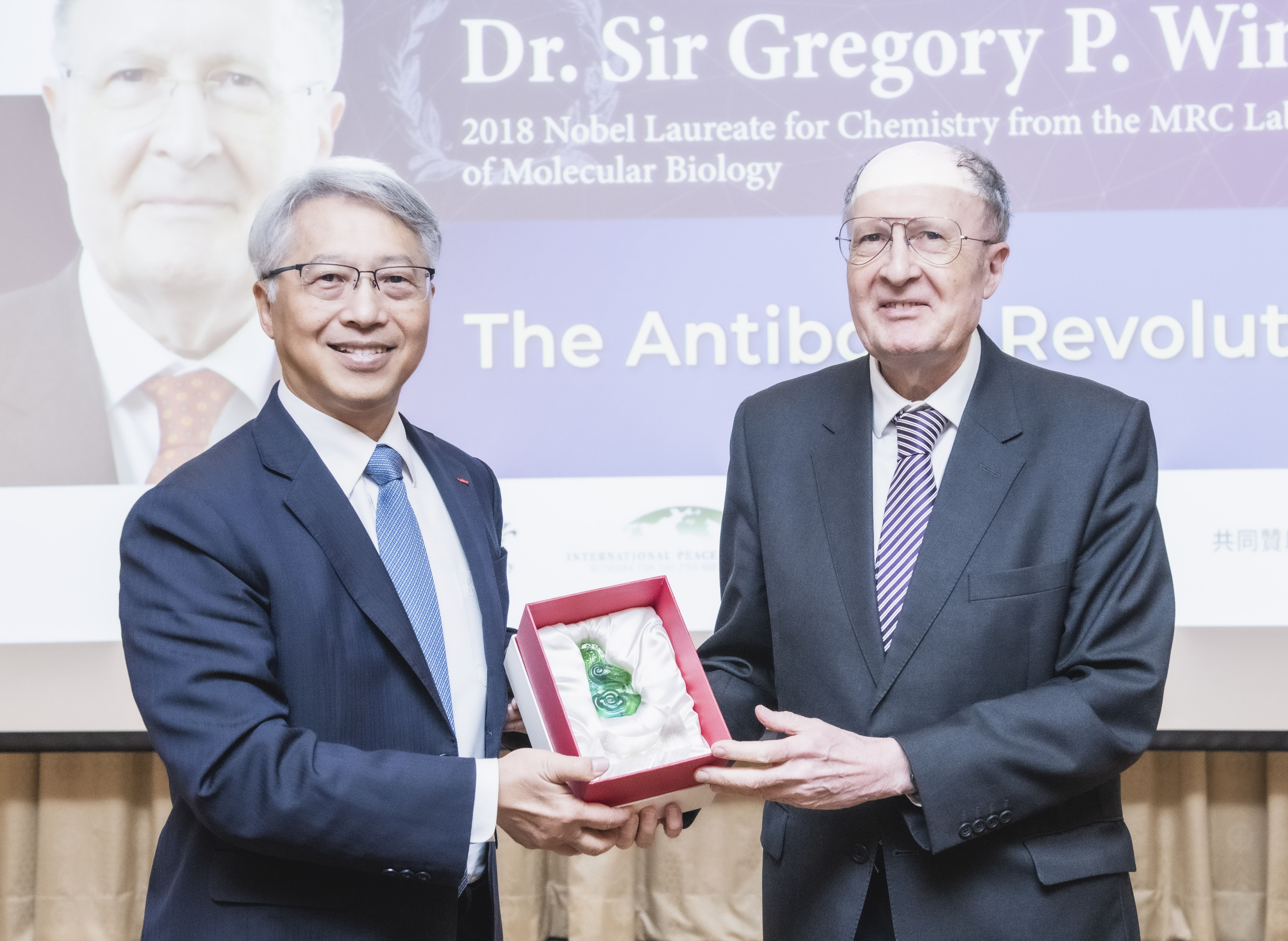 Academia Sinica President James C. Liao and Dr. Sir Gregory P. Winter. Photo credit: Academia Sinica.